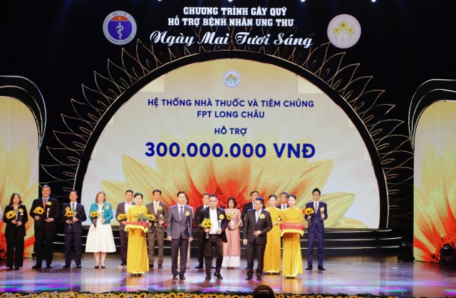 FPT Long Chau donated 300 million VND to the Cancer Patient Support Fund. Photo: My Huyen
