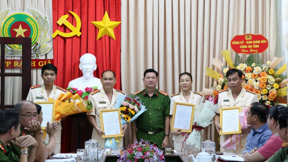 Colonel Diep Van The, Deputy Director of Kien Giang Provincial Police, presented the Decision to the Chief of Police and 3 Deputy Chiefs of Vinh Thanh Van Ward Police after the merger. Photo: Tien Dung