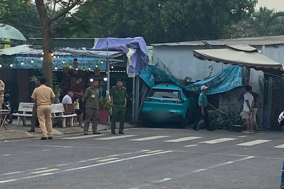 Scene of a 5-seat car crashing into a house wall in Ho Chi Minh City.