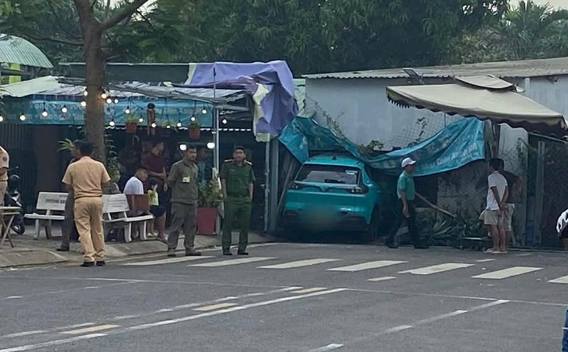 Scene of a 5-seat car crashing into a house wall in Ho Chi Minh City.