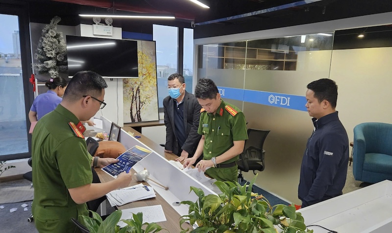 Da Nang City Police seized many important papers and documents at branches of GFDI Company. Photo: Da Nang Police