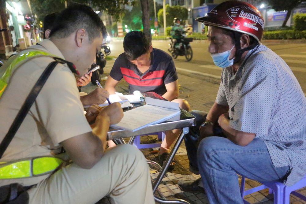 Đội CSGT – Trật tự Công an Quận 11 kiểm tra, lập biên bản xử phạt các tài xế vi phạm nồng độ cồn. Ảnh: Minh Tâm
