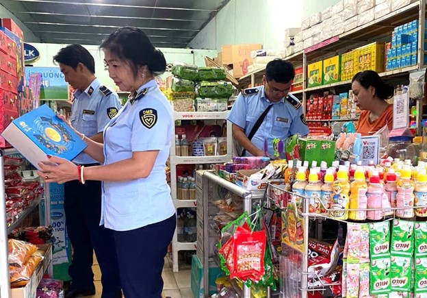 Kon Tum Province Market Management checks prices of goods at a store. Photo: Tri Cong