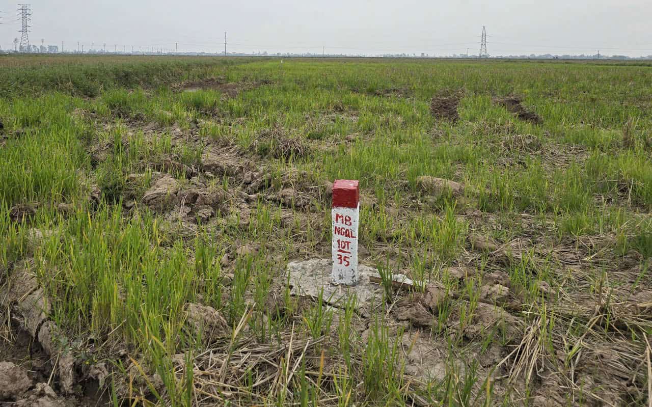 Currently, the investor of the Ninh Binh - Hai Phong Expressway Project, the section passing through Ninh Binh province, has completed the placement of markers for site clearance. Photo: Nguyen Truong