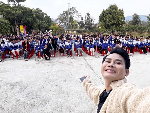 MC Hồng Phúc trong hành trình mang niềm vui cho các em. Ảnh: Nghệ sĩ cung cấp.