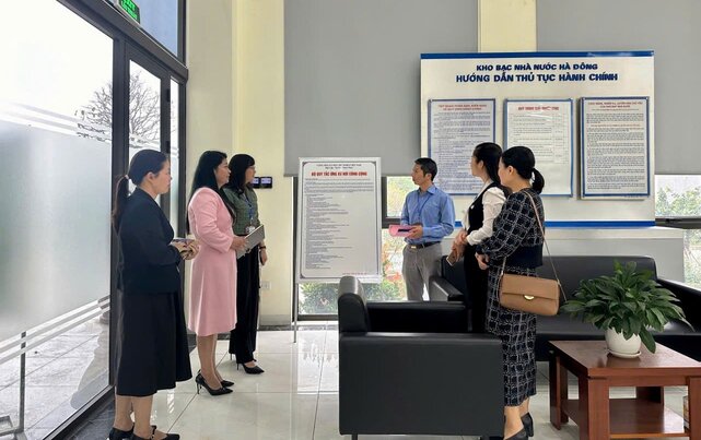 The Ha Dong District Labor Federation proactively coordinated to organize inspections and assessments of the implementation of the contents of building "Cultural standard agencies, units and enterprises" in 2024. Photo: Trade Union