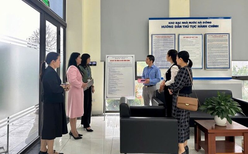 The Ha Dong District Labor Federation proactively coordinated to organize inspections and assessments of the implementation of the contents of building "Cultural standard agencies, units and enterprises" in 2024. Photo: Trade Union