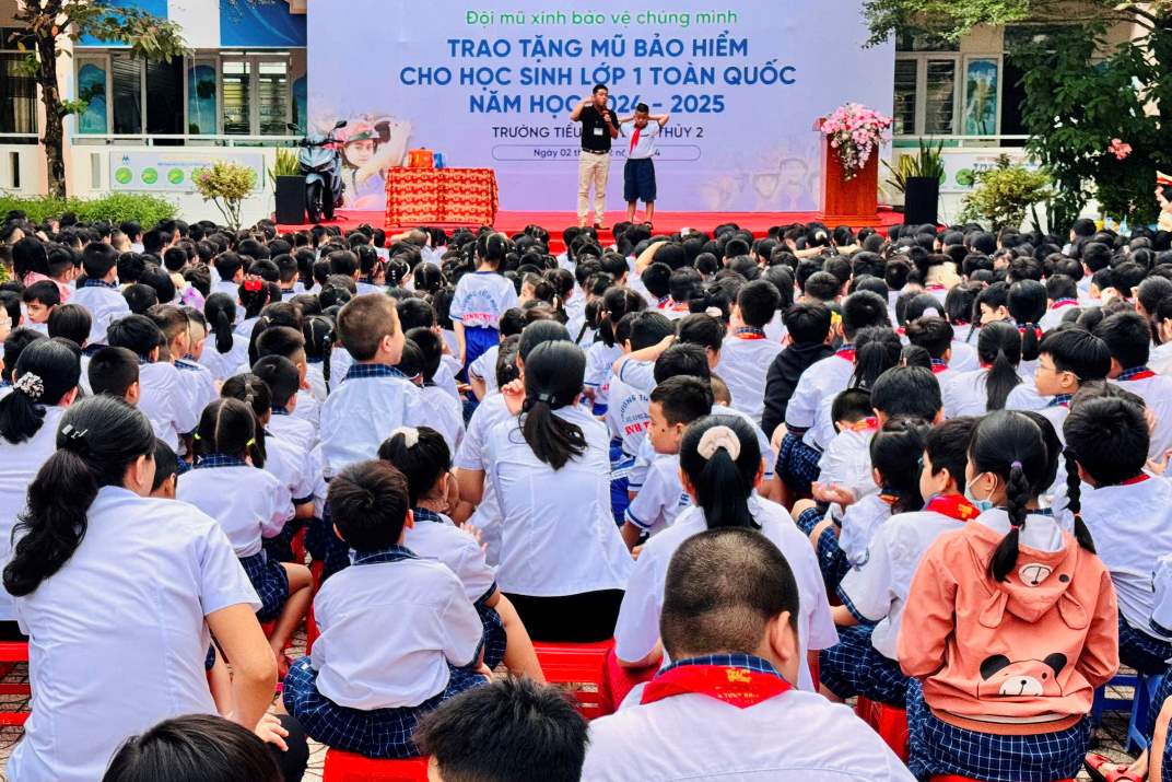 Hoc sinh con duoc pho bien kien thuc ATGT. Anh: Ta Quang