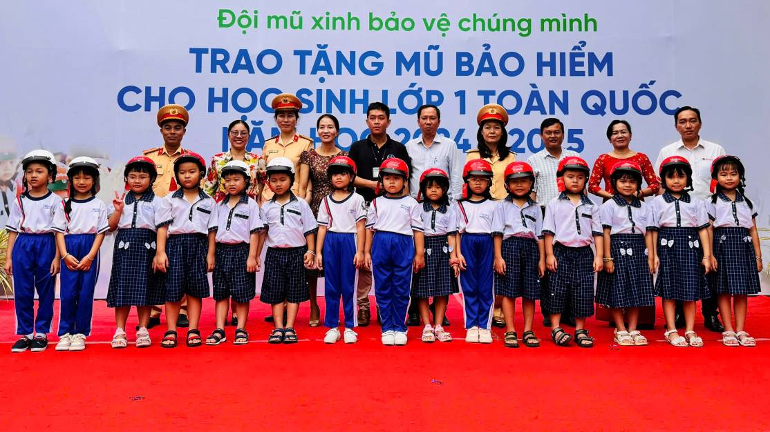 Dai bieu va cac em hoc sinh nhan mu. Anh: Ta Quang