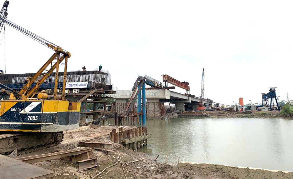 Construction site of the Hoa River overpass project connecting Hai Phong - Thai Binh. Photo: Kien Nguyen