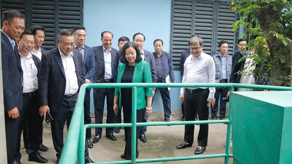 Lãnh đạo thành phố Hà Nội kiểm tra tiến độ dự án hệ thống xử lý nước thải Yên Xá. Theo yêu cầu của Chủ tịch UBND TP Trần Sỹ Thanh, đến 2.9.2025 phải hoàn thành bổ cập nước từ Hồ Tây về sông Tô Lịch. Ảnh: Viết Thành
