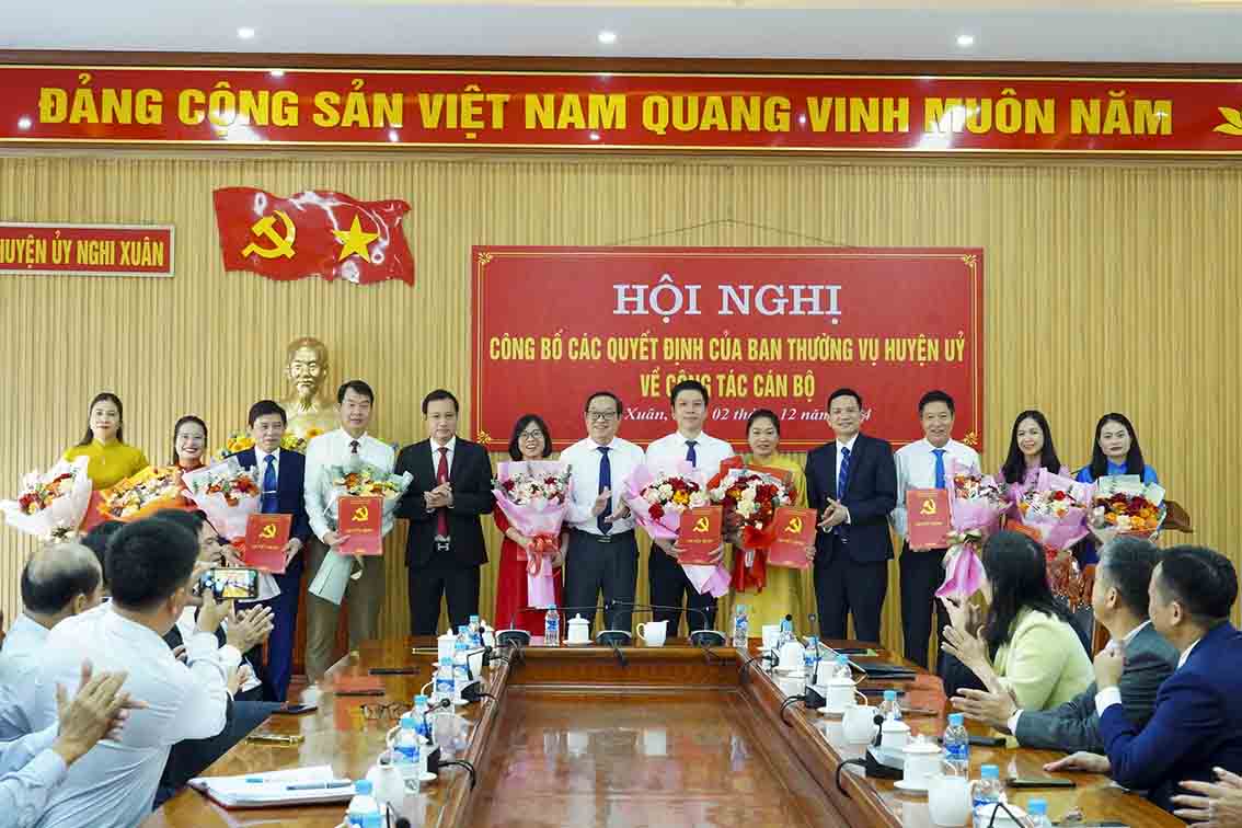Nghi Xuan district leaders hand over decisions on staff transfer and appointment. Photo: Duc Dong.