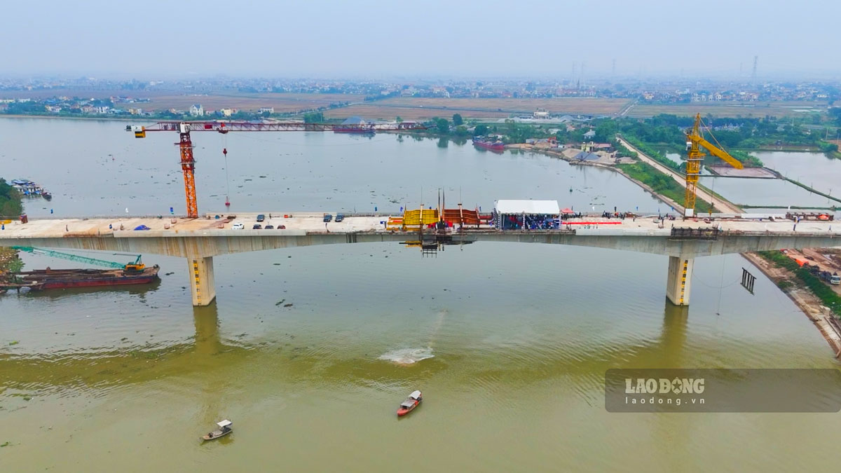 Panoramic view of the Day River overpass connecting Nam Dinh - Ninh Binh on the day of its completion. Photo: Ha Vi