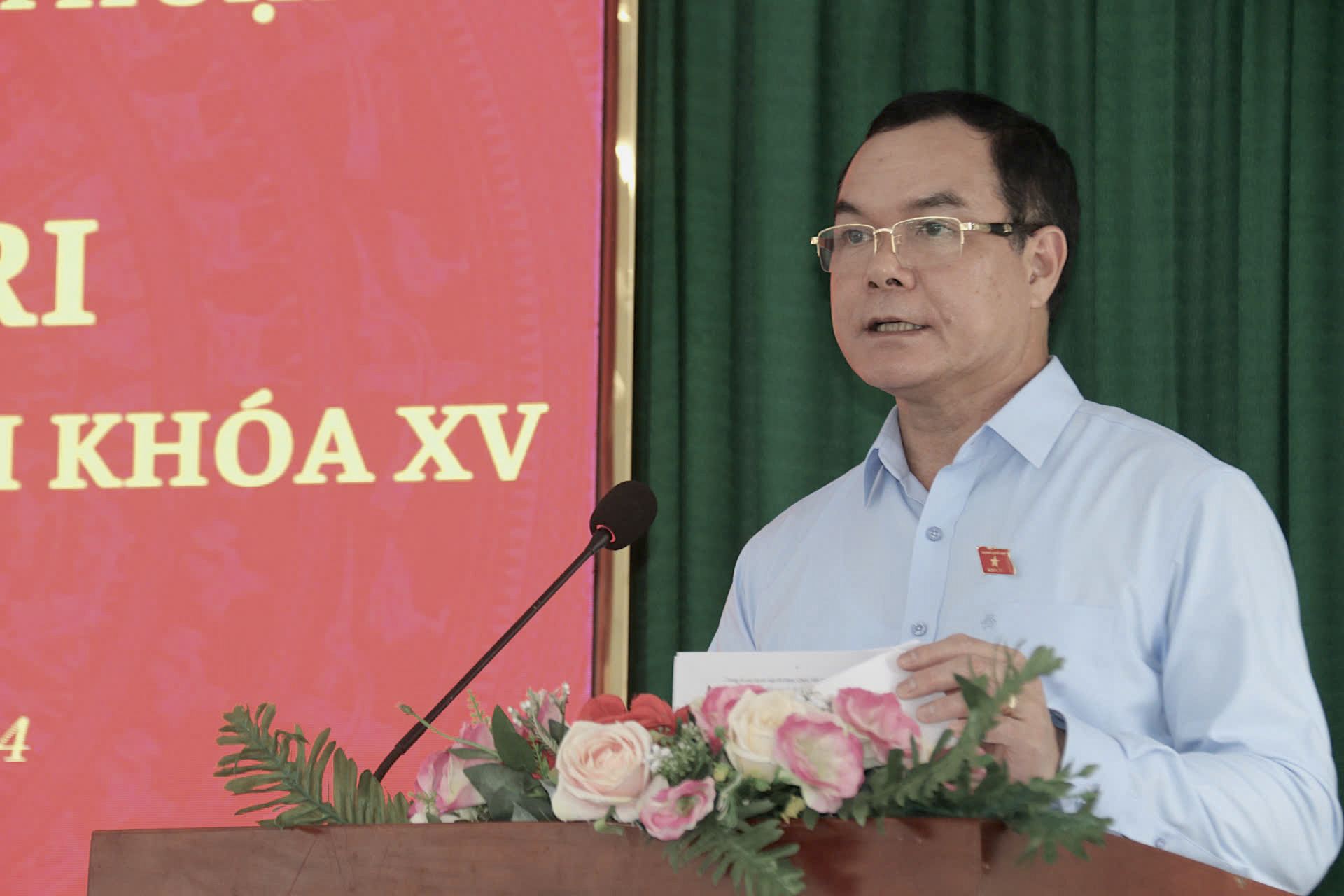 Mr. Nguyen Dinh Khang - Member of the Party Central Committee, President of the Vietnam General Confederation of Labor reported to Ninh Thuan voters on the results of the 8th session - 15th National Assembly. Photo: Thanh Thuy