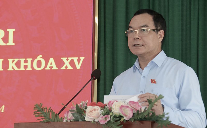 Mr. Nguyen Dinh Khang - Member of the Party Central Committee, President of the Vietnam General Confederation of Labor reported to Ninh Thuan voters on the results of the 8th session - 15th National Assembly. Photo: Thanh Thuy