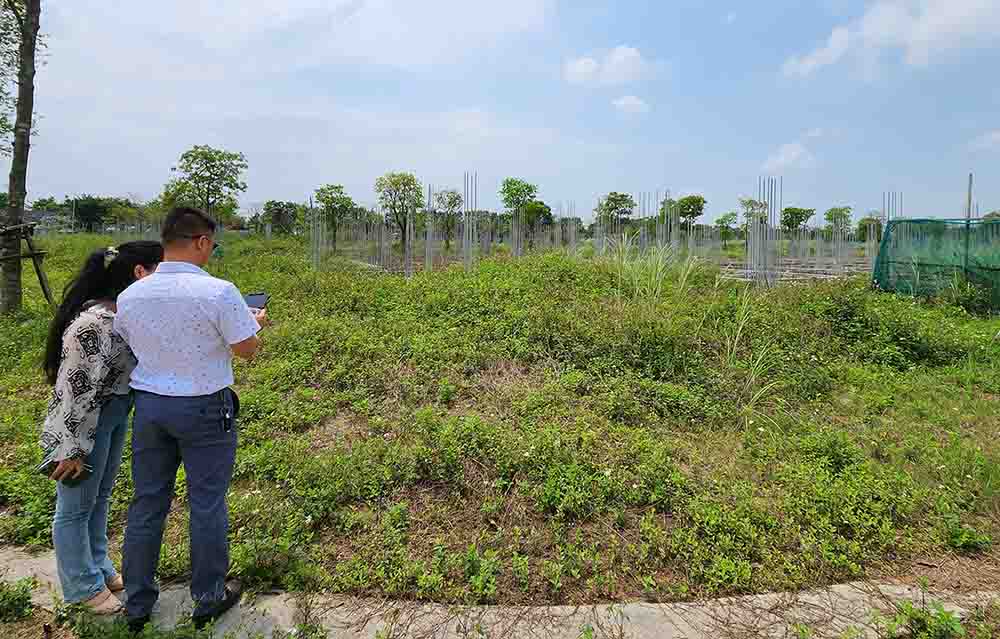 Both people and businesses benefit when they reach an agreement to receive land use rights for commercial housing projects. Photo: Cao Nguyen.