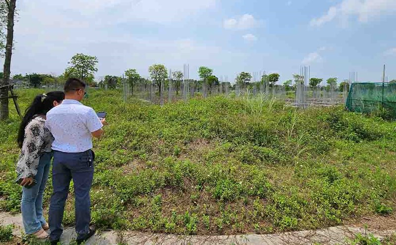 Both people and businesses benefit when they reach an agreement to receive land use rights for commercial housing projects. Photo: Cao Nguyen.