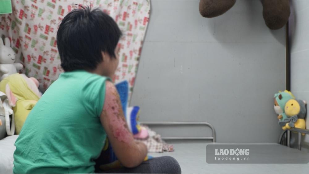 At the police station, Ms. Phuong (residing in Phu Quoc City) confessed to pouring boiling water on baby H's shoulder and right arm. Photo: Nguyen Anh