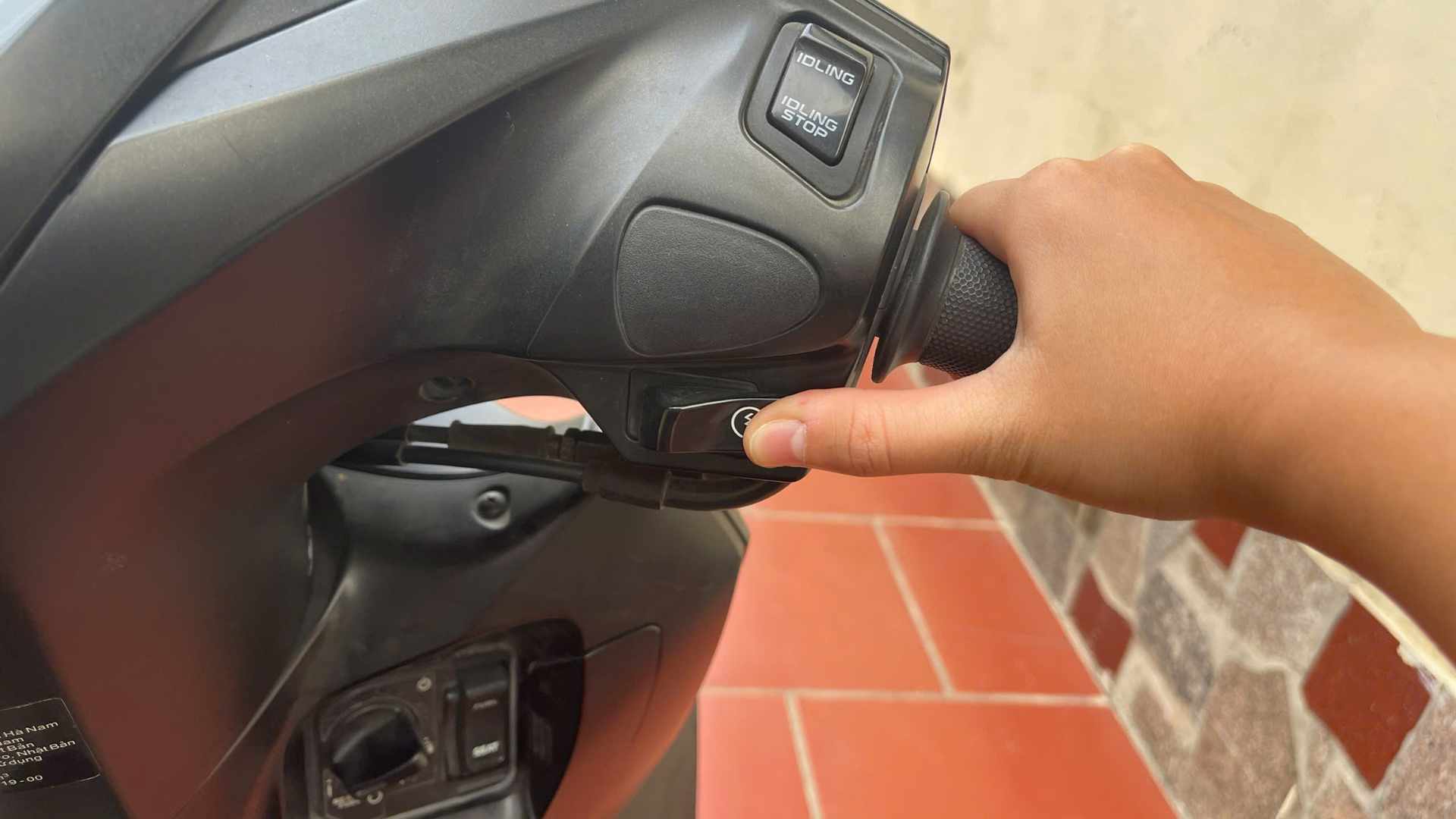 Scooter users should avoid a few mistakes when starting their vehicles. Photo: Ngoc Diep