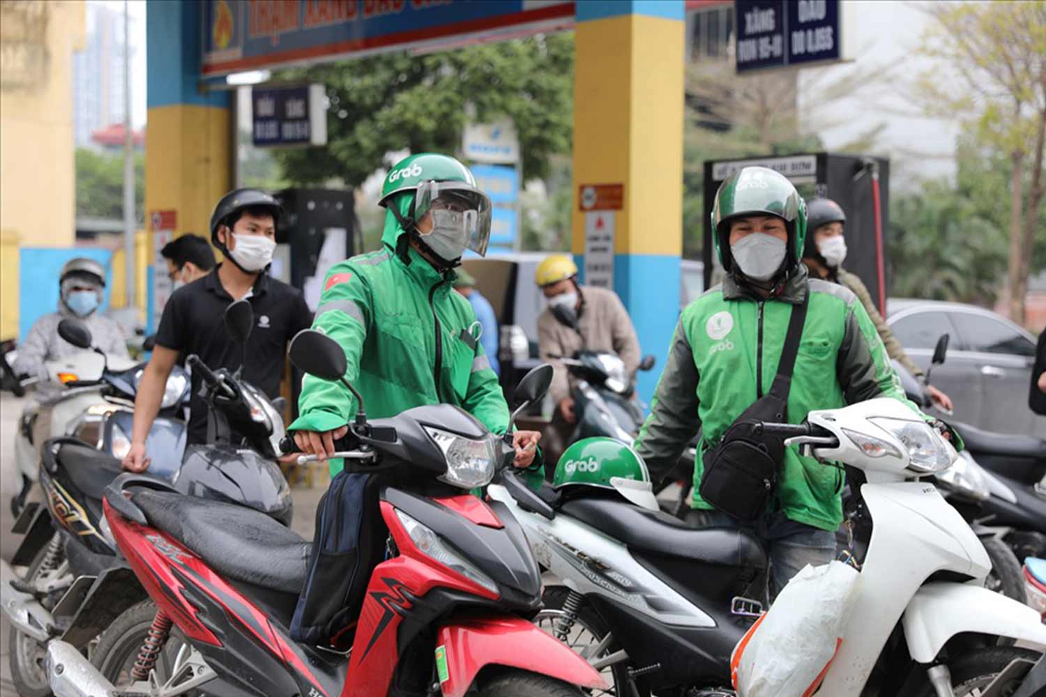 Hanoi motorbike taxi drivers worry about having to have a license