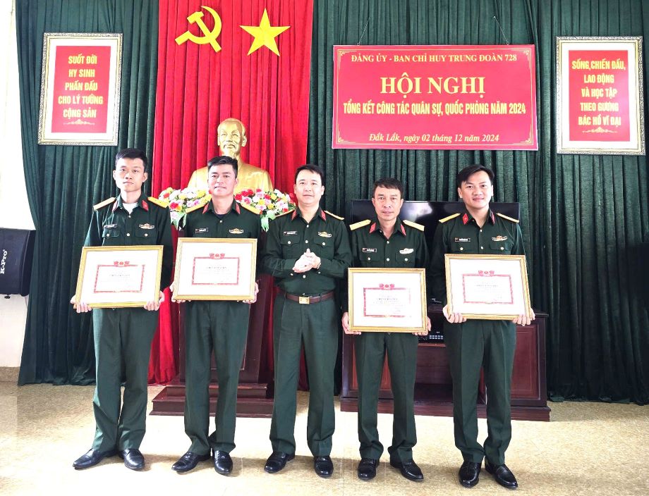 Collectives and individuals were awarded for their good achievements in the Emulation Movement. Photo: Quoc Huy