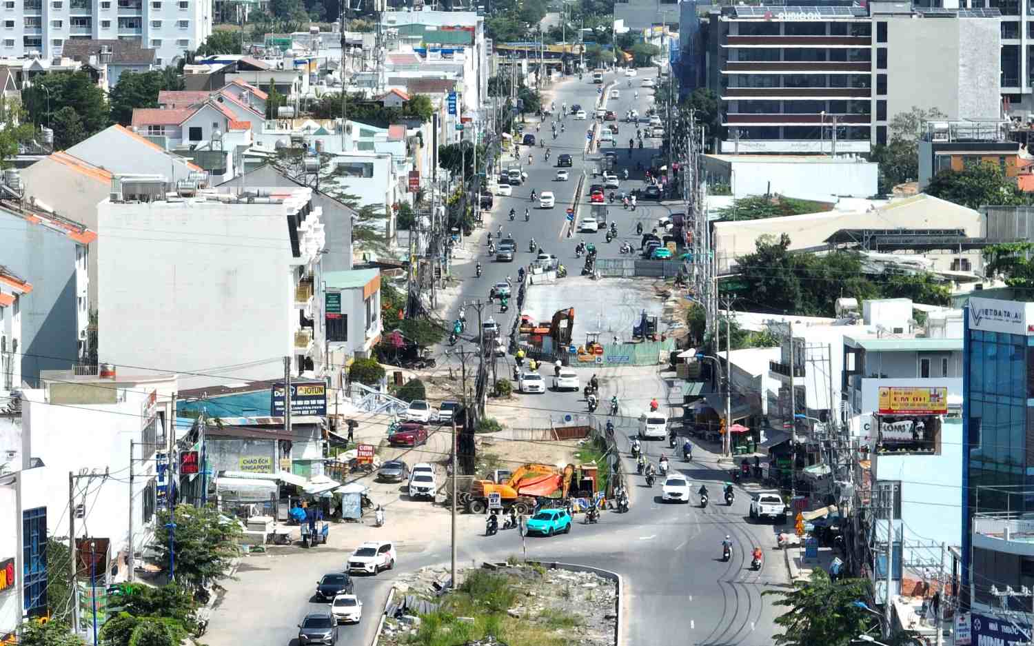 Construction of Luong Dinh Cua Street (Thu Duc City, Ho Chi Minh City) near Tran Nao intersection. Photo: Anh Tu