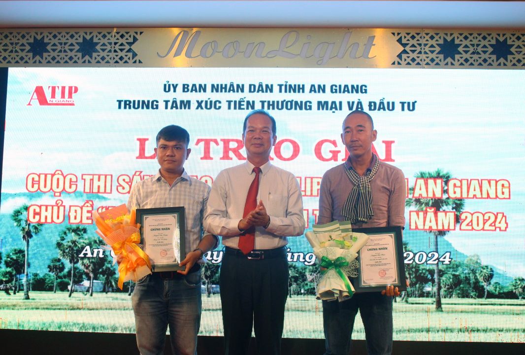 Ong Nguyen Xuan Bang trao giai cho tac pham dat giai Ba. Anh: Thanh Mai