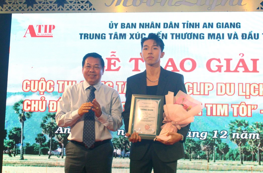 Ong Le Trung Hieu trao giai cho tac pham dat giai Nhi. Anh: Thanh Mai