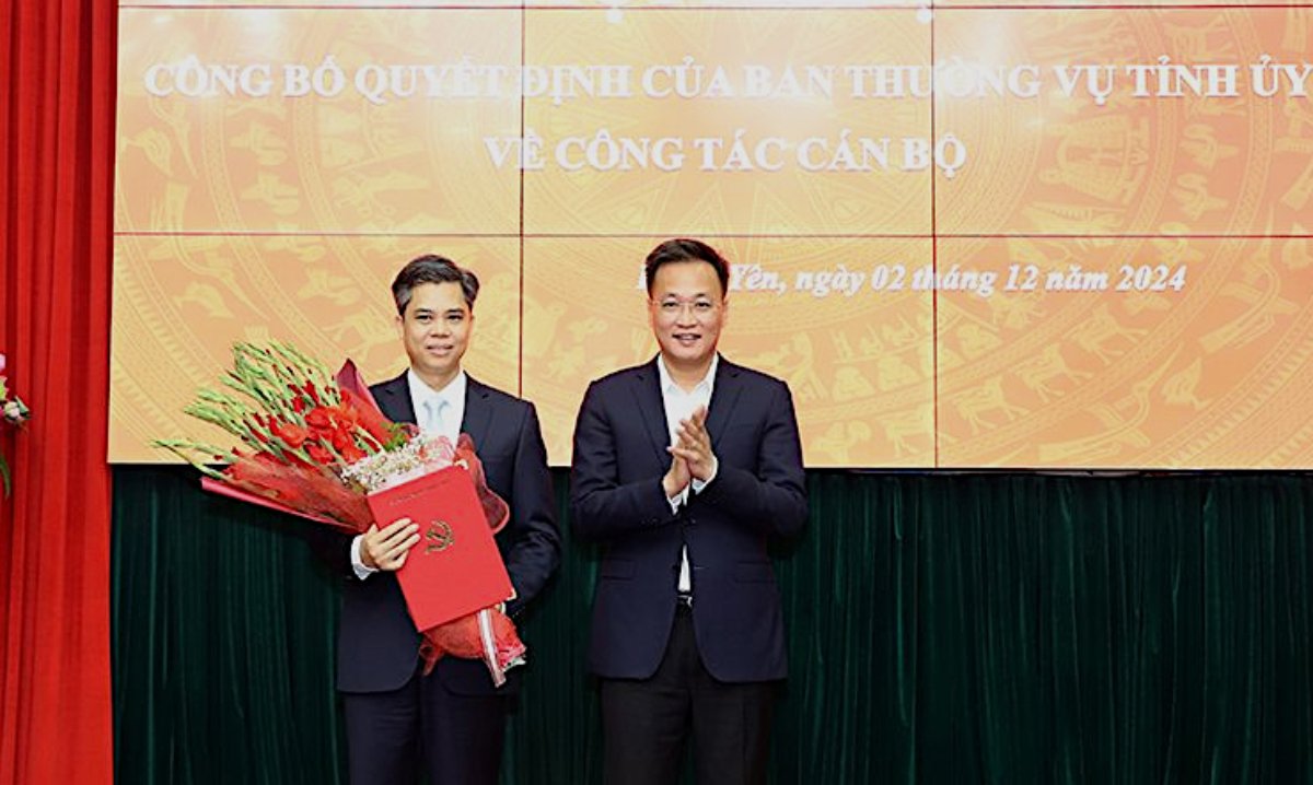 Secretary of Hung Yen Provincial Party Committee Nguyen Huu Nghia presented the decision and flowers to the new Head of the Provincial Party Committee's Internal Affairs Committee Nguyen Van Chien. Photo: Hung Yen Newspaper