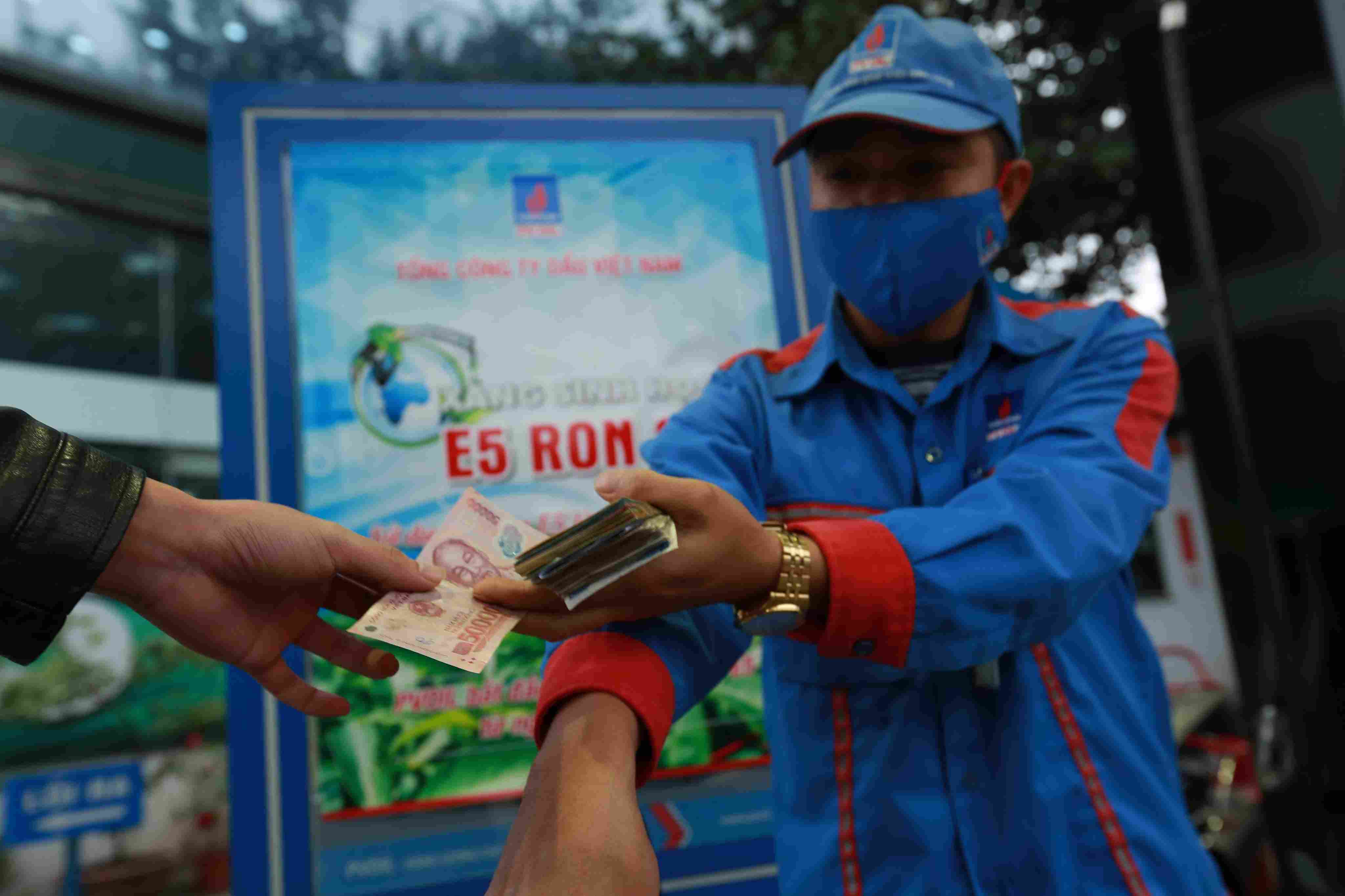 Doanh nghiep phan phoi xang dau muon duoc mua ban cua nhau. Anh: Hai Nguyen