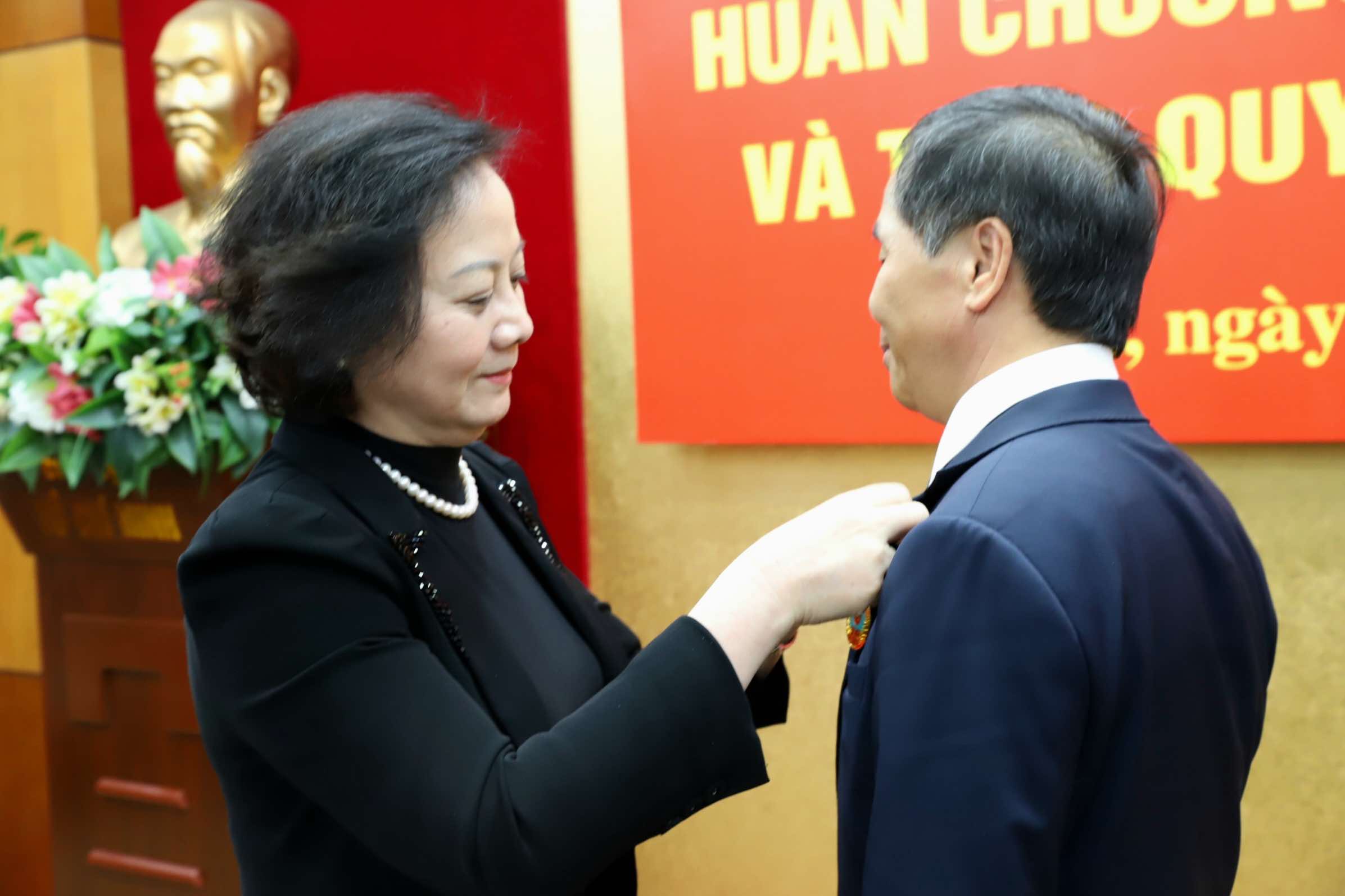 Authorized by the President, Minister Pham Thi Thanh Tra presented the Third Class Independence Medal to Deputy Minister Trieu Van Cuong. Photo: Ministry of Home Affairs