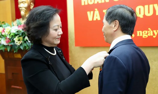 Thừa ủy quyền của Chủ tịch nước, Bộ trưởng Phạm Thị Thanh Trà trao tặng Huân chương Độc lập hạng Ba cho Thứ trưởng Triệu Văn Cường. Ảnh: Bộ Nội vụ