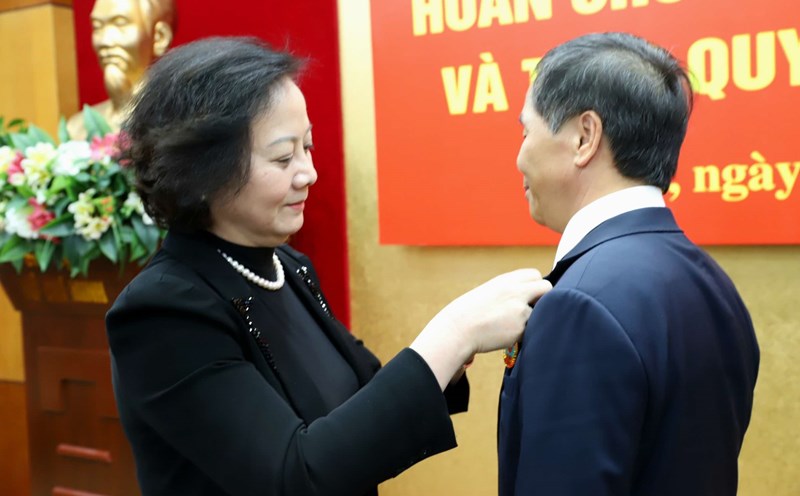 Authorized by the President, Minister Pham Thi Thanh Tra presented the Third Class Independence Medal to Deputy Minister Trieu Van Cuong. Photo: Ministry of Home Affairs