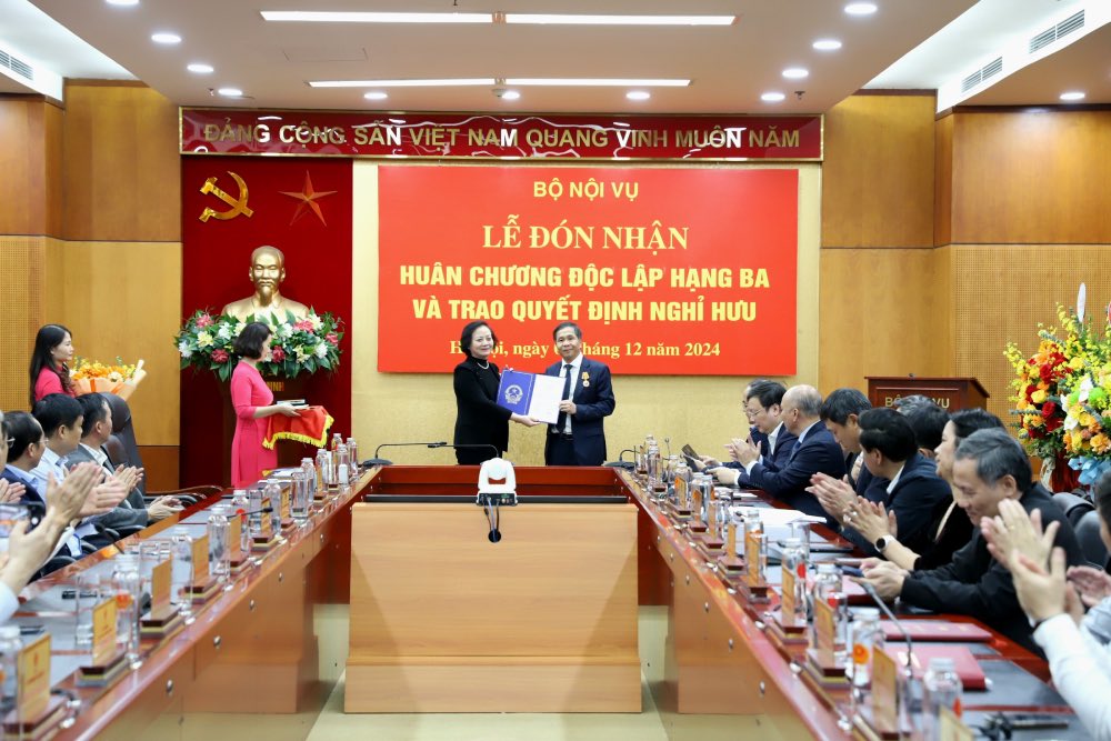 Bo truong Pham Thi Thanh Tra trao Quyet dinh cua Thu tuong Chinh phu ve viec nghi huu de huong che do bao hiem xa hoi doi voi Thu truong Bo Noi vu Trieu Van Cuong. Anh: Bo Noi vu