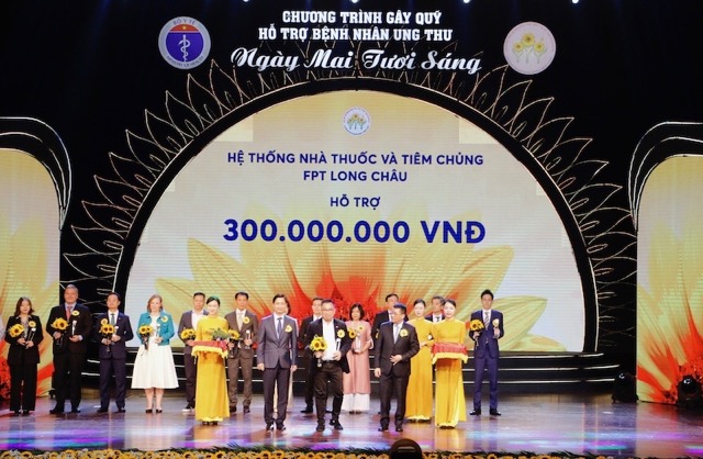 FPT Long Chau dong hanh cung Quy ngay mai tuoi sang, trao yeu thuong den benh nhan ung thu. 