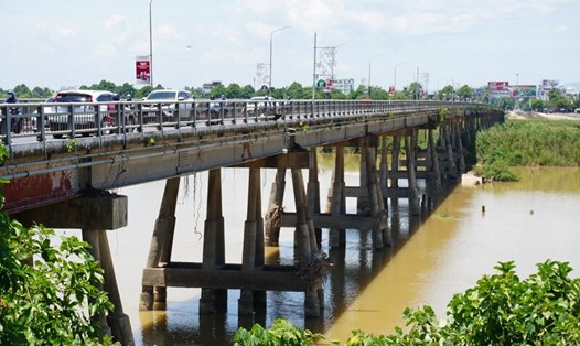 Cầu Trà Khúc 1 ở Quảng Ngãi được xây dựng từ 60 năm trước hiện đang xuống cấp nghiêm trọng, nhưng mỗi ngày vẫn phải gánh hàng chục ngàn lượt xe qua lại. Ảnh: Viên Nguyễn