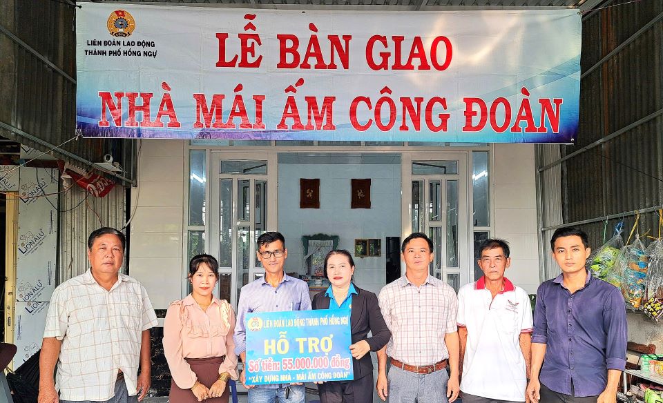 President of Hong Ngu City Labor Federation Truong Thi Be Sau presented financial support for building a Trade Union Shelter to union member Le Van Lanh. Photo: My Hoa