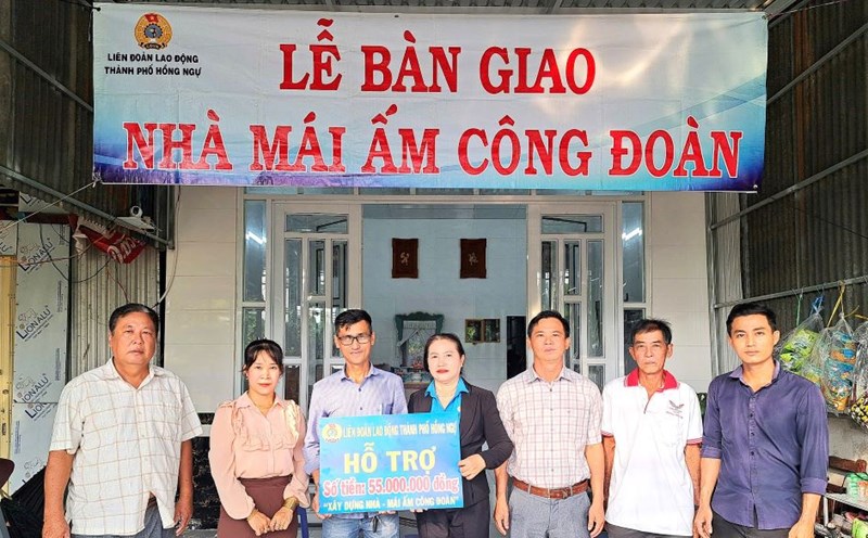 President of Hong Ngu City Labor Federation Truong Thi Be Sau presented financial support for building a Trade Union Shelter to union member Le Van Lanh. Photo: My Hoa