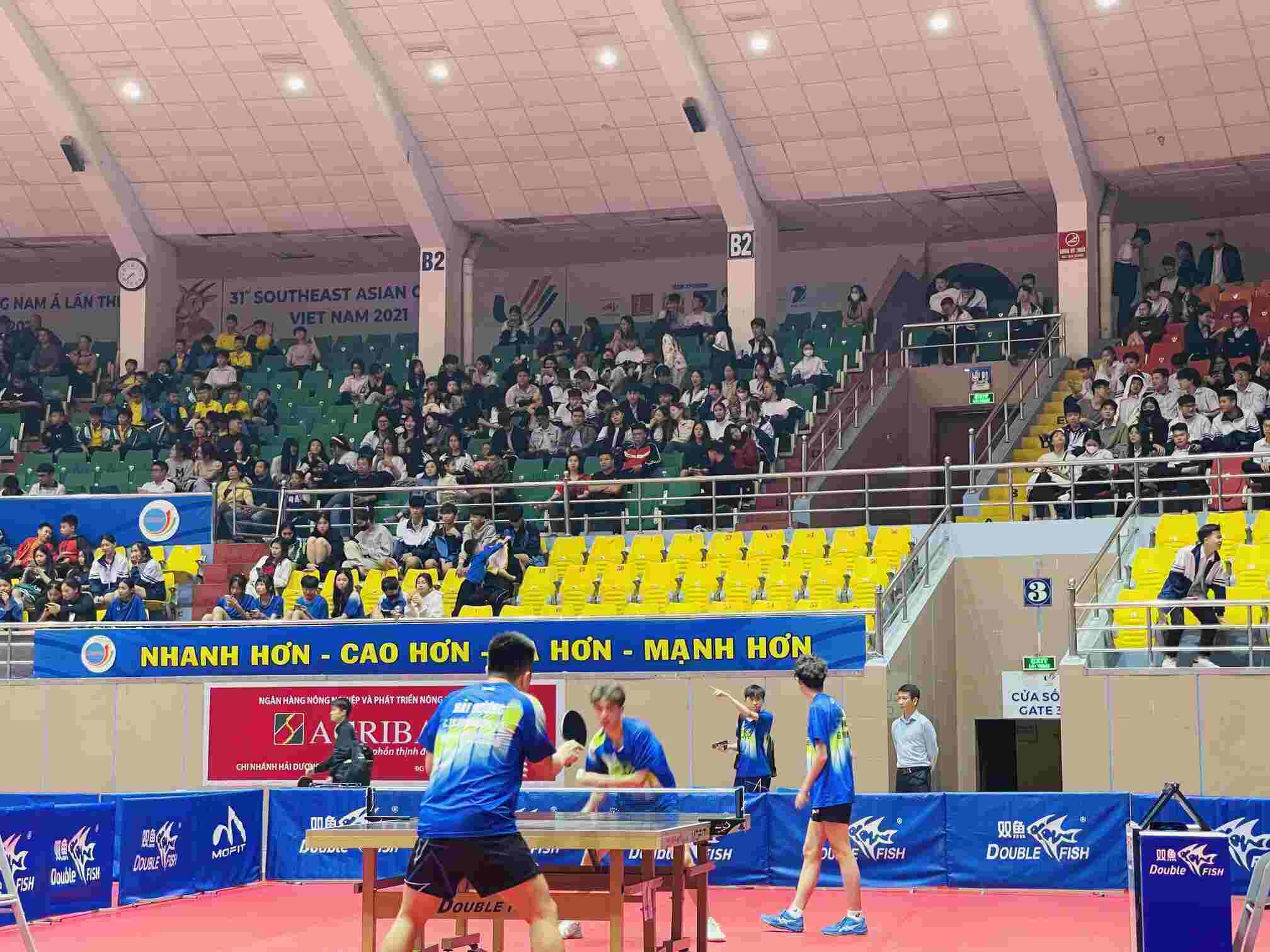 The table tennis tournament brought together 20 male and 20 female athletes from provinces and cities across the country. Photo: Mai Huong