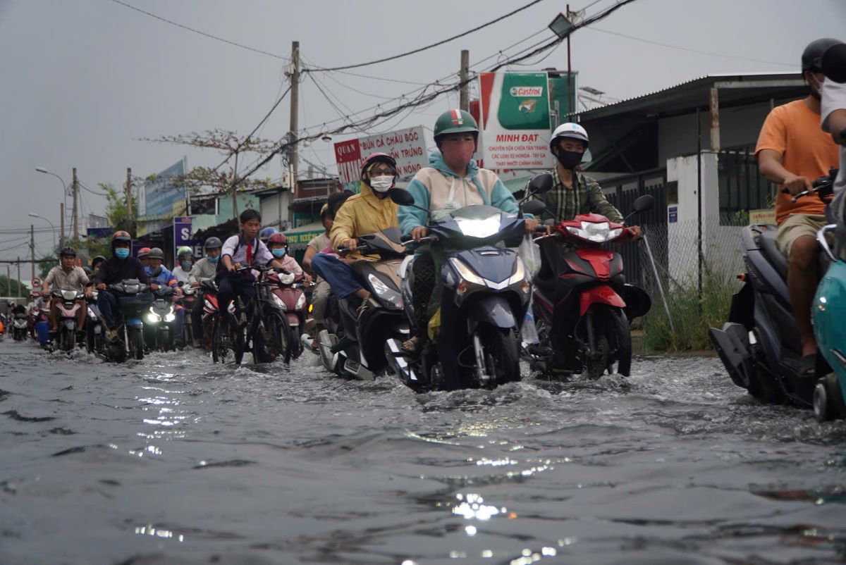 Den hon 18h nuoc van chua rut, doan duong Le Van Luong van ngap lenh lang. Theo Dai khi tuong Thuy van Khu vuc Nam Bo