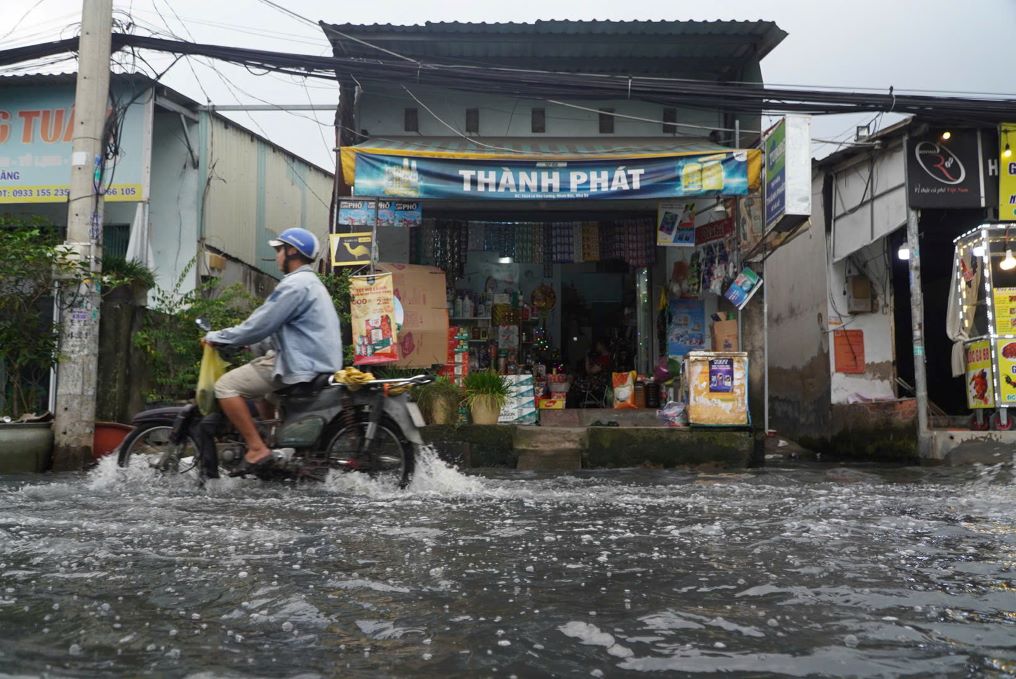 Duong ngap nuoc khien viec buon ban, kinh doanh cua nhung cua hang 2 ben duong nay cung roi vao tinh trang vang khach hon thuong ngay. 