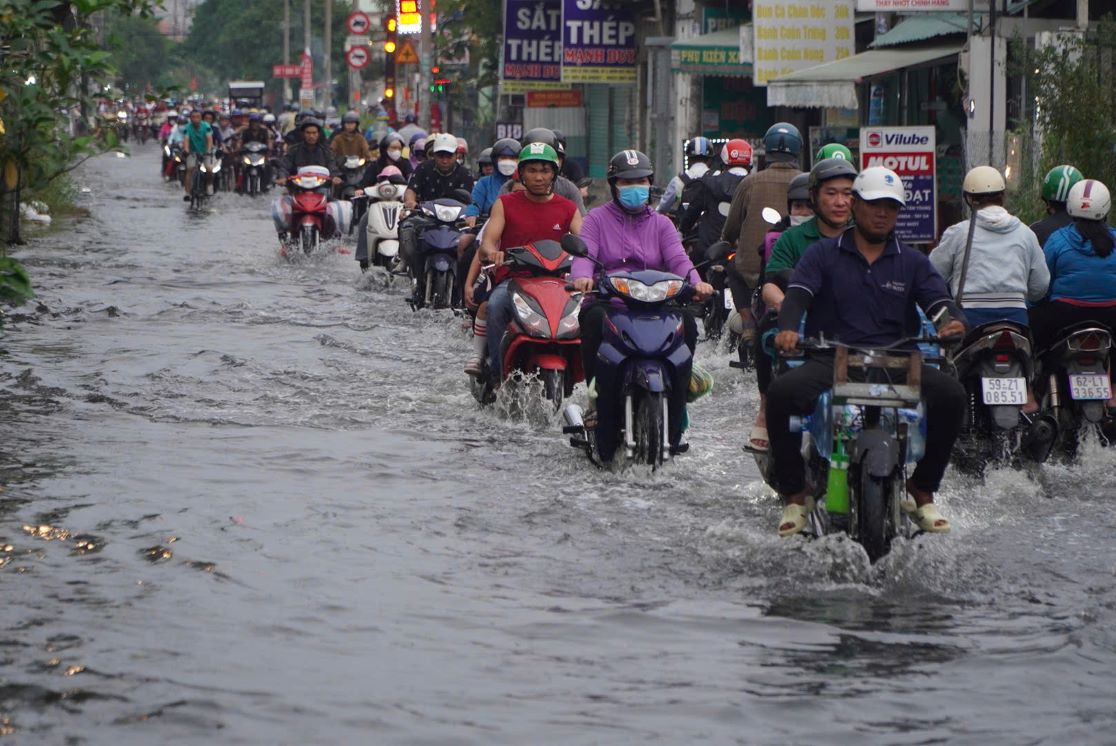 Khoang 16h, tai duong Le Van Luong (huyen Nha Be), nuoc tu mieng cong bat dau tran len gay ngap keo dai khoang 500 met.