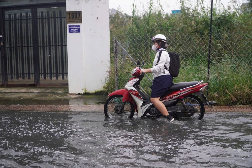 Mot so phuong tien bi roi vao tinh trang chet may tam thoi, buoc nguoi dan phai xuong dat bo. 