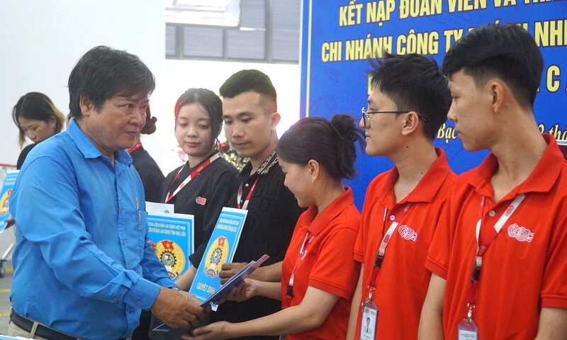 Awarding the Decision to admit new union members to workers of Big C An Lac Bac Lieu. Photo: Nhat Ho