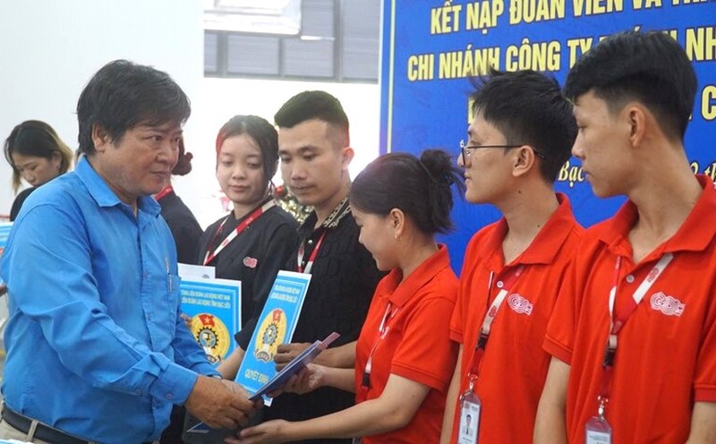 Awarding the Decision to admit new union members to workers of Big C An Lac Bac Lieu. Photo: Nhat Ho