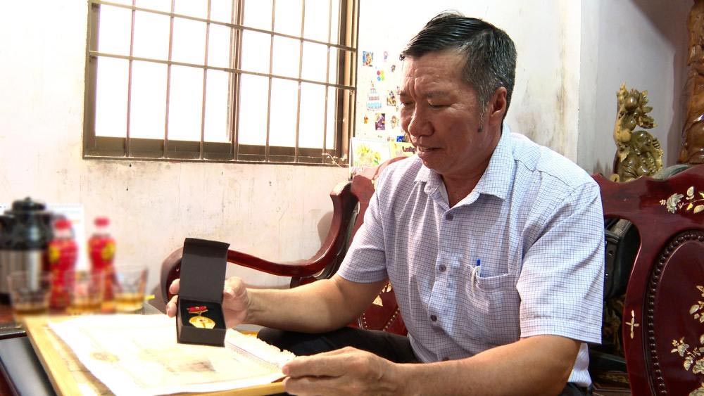 Mr. Phu shares his memories of the first day he came to Phu Quoc to teach until now. Photo: Xuan Nhi