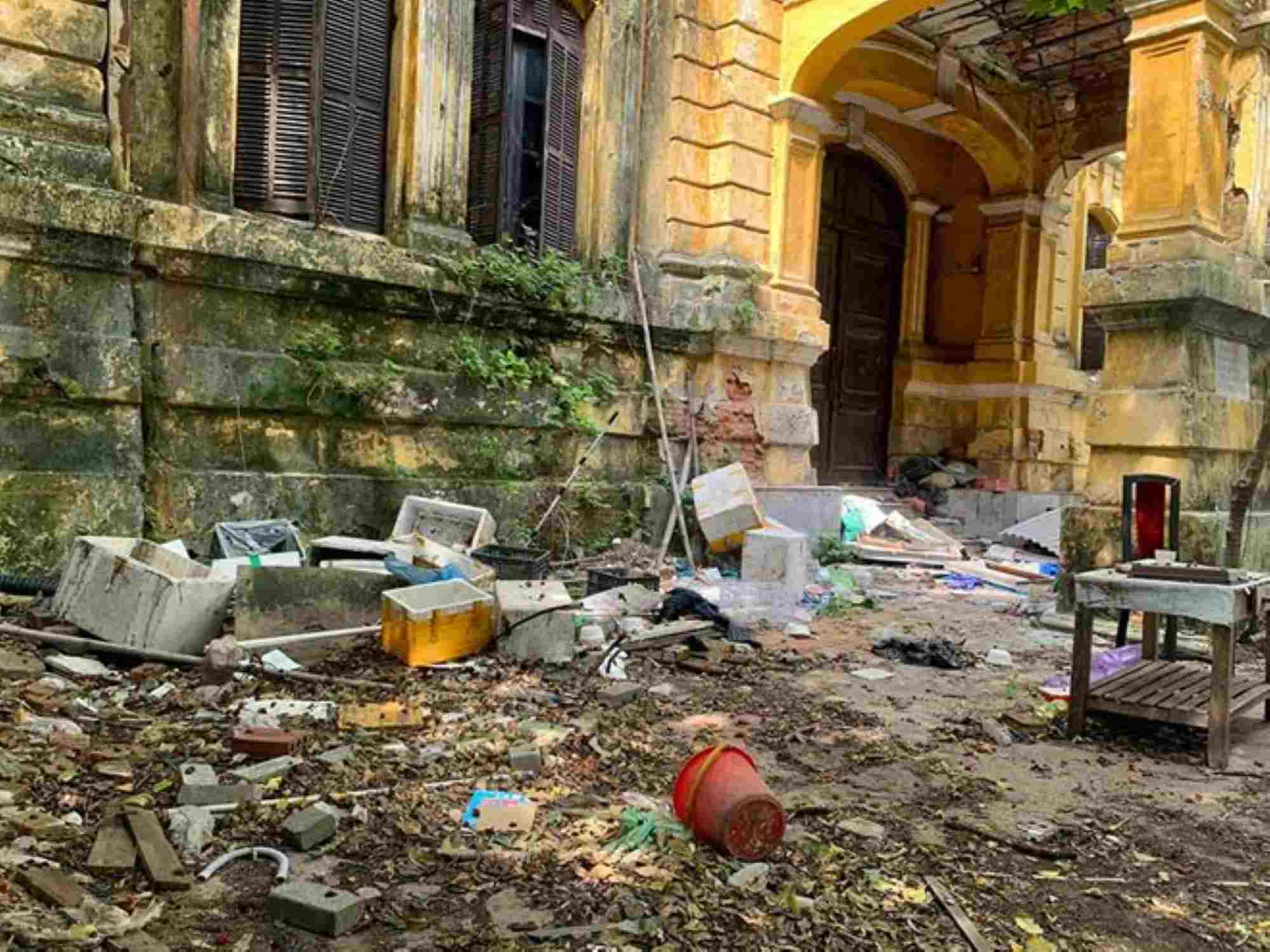 Facility No. 107 Tran Hung Dao (Hanoi) is abandoned, overgrown with weeds, and surrounded by corrugated iron. Photo: Nhat Minh