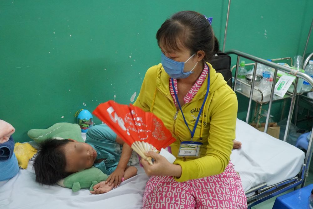 Children hospitalized for measles treatment. Photo: Thanh Chan