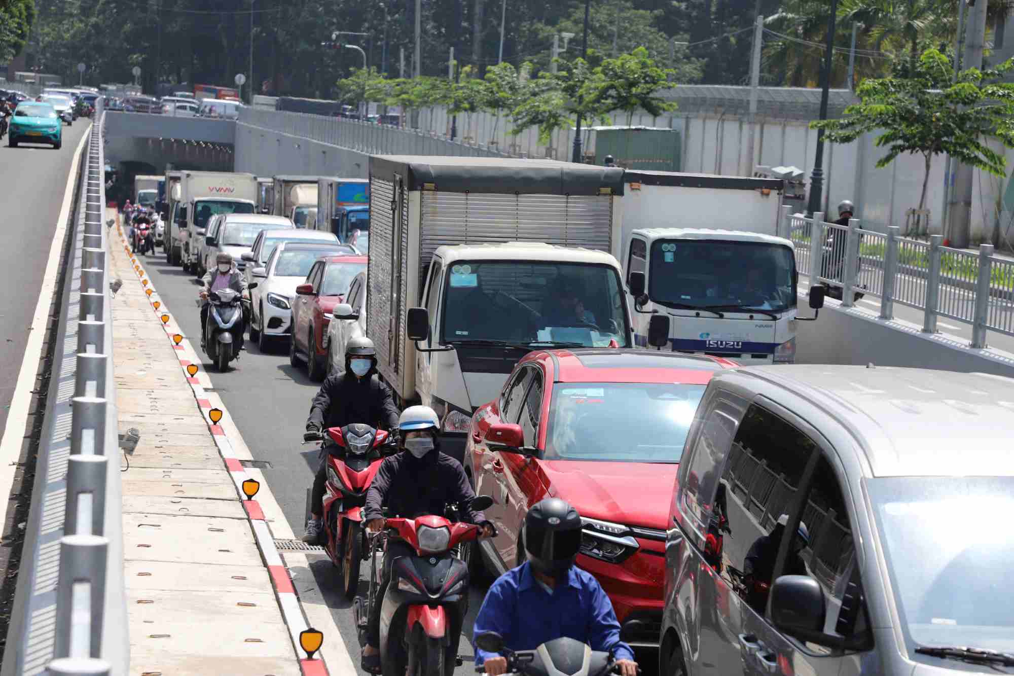 The underpass at the Tran Quoc Hoan - Phan Thuc Duyen intersection is often congested. Photo: Minh Quan