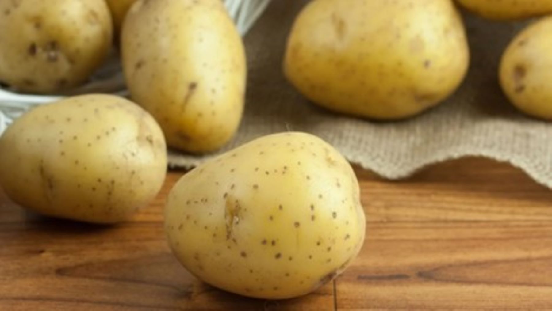 Place an apple between potatoes to prevent sprouting. Photo: Elle.fr